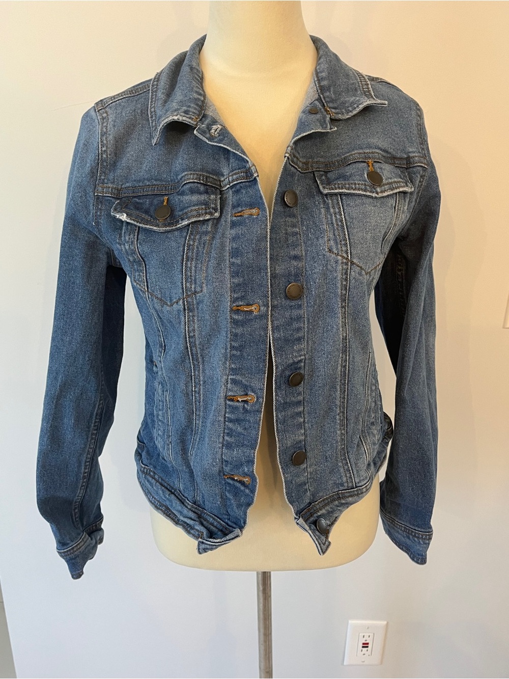 Universal Thread Blue Denim Jean Jacket - Classic Women's Trucker